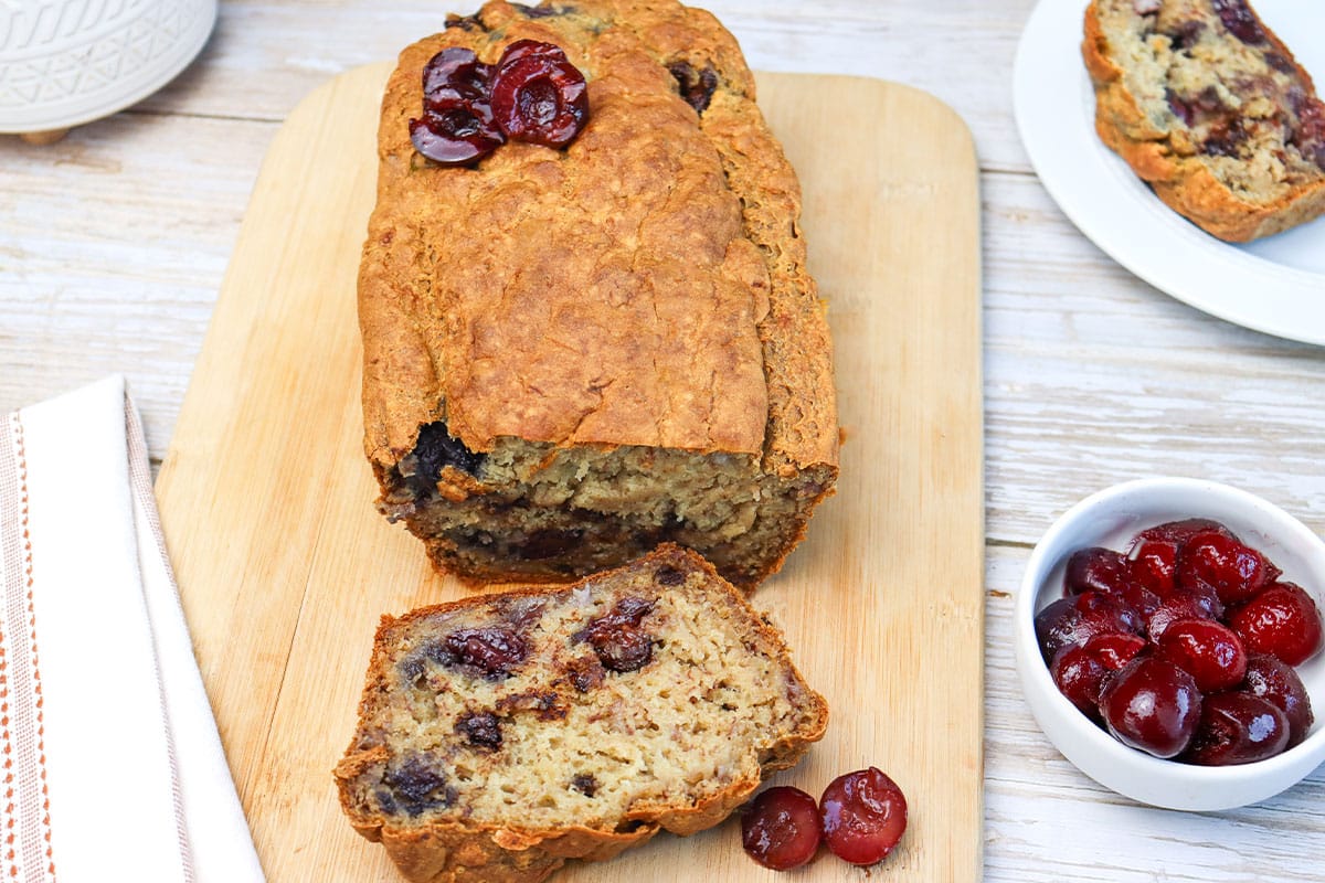 Pan de banano con cerezas y chispas de chocolate